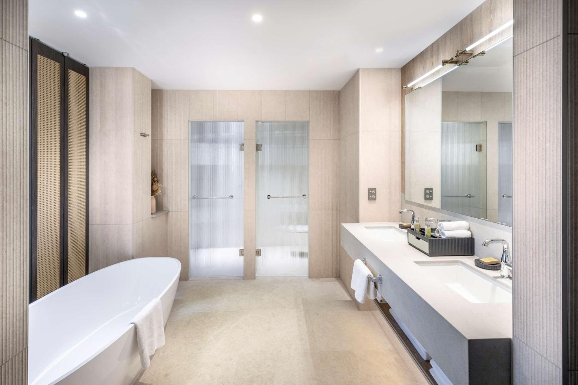 Doubletree By Hilton Auckland Karaka Hotel ภายนอก รูปภาพ