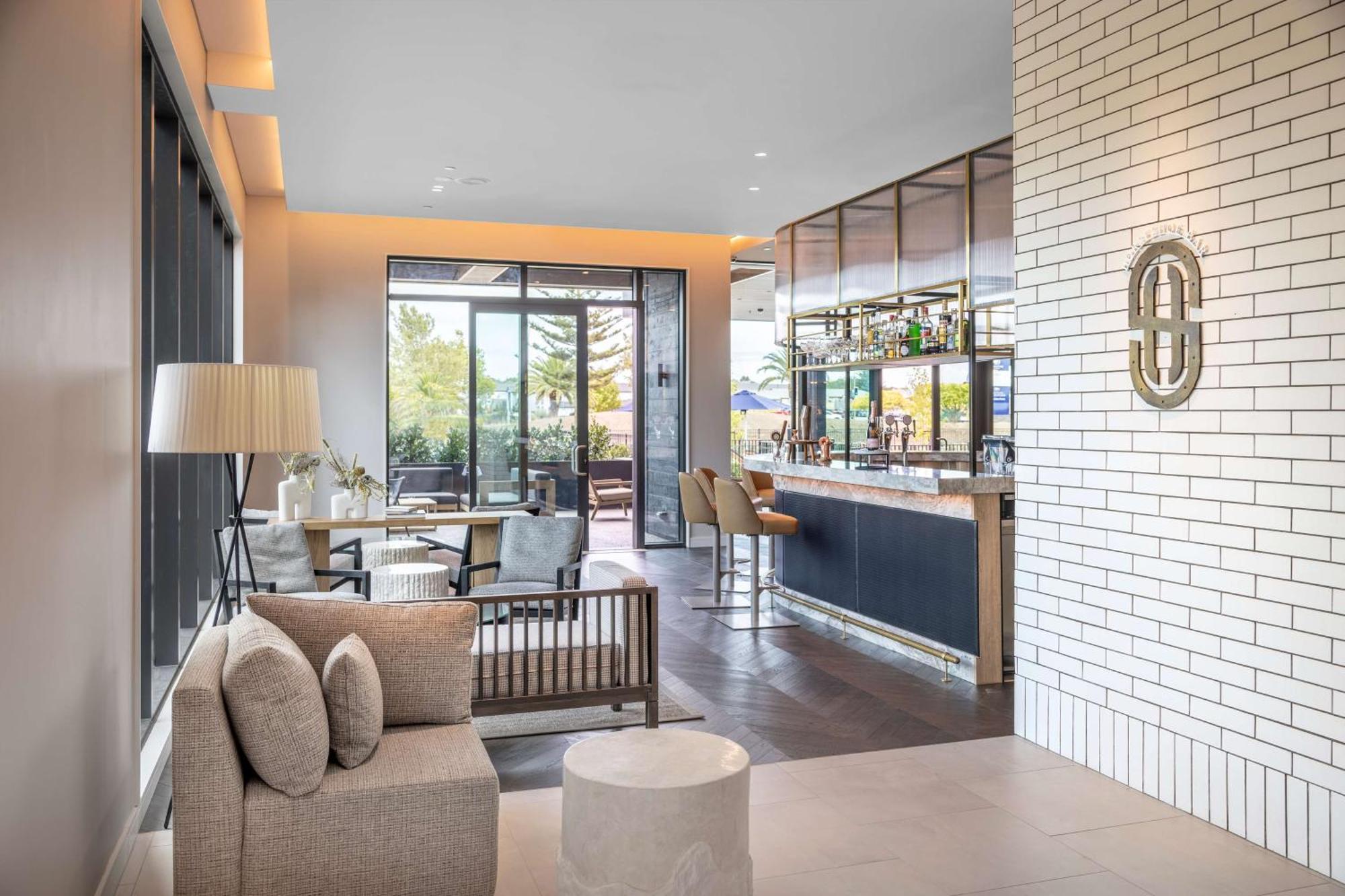 Doubletree By Hilton Auckland Karaka Hotel ภายนอก รูปภาพ