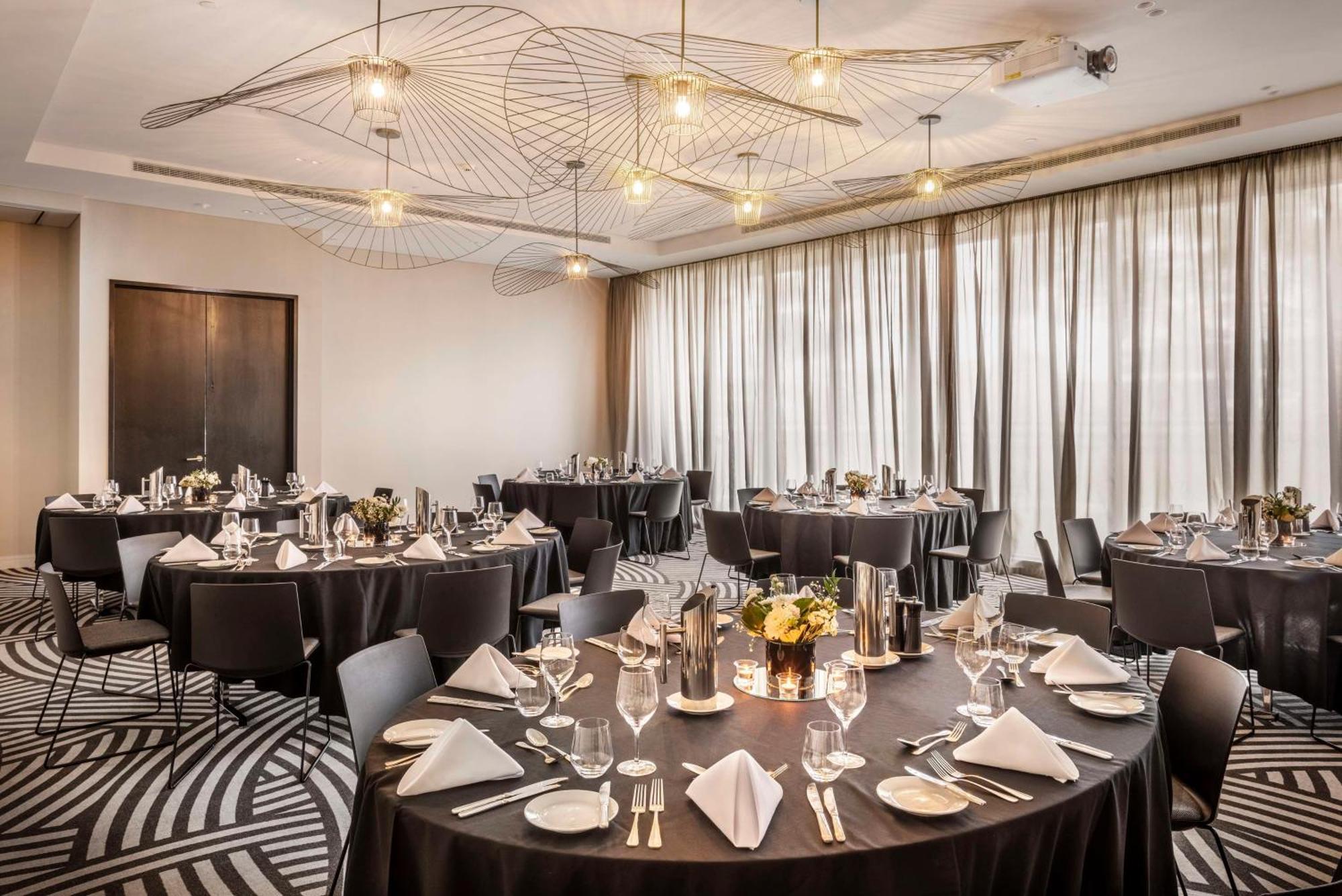 Doubletree By Hilton Auckland Karaka Hotel ภายนอก รูปภาพ