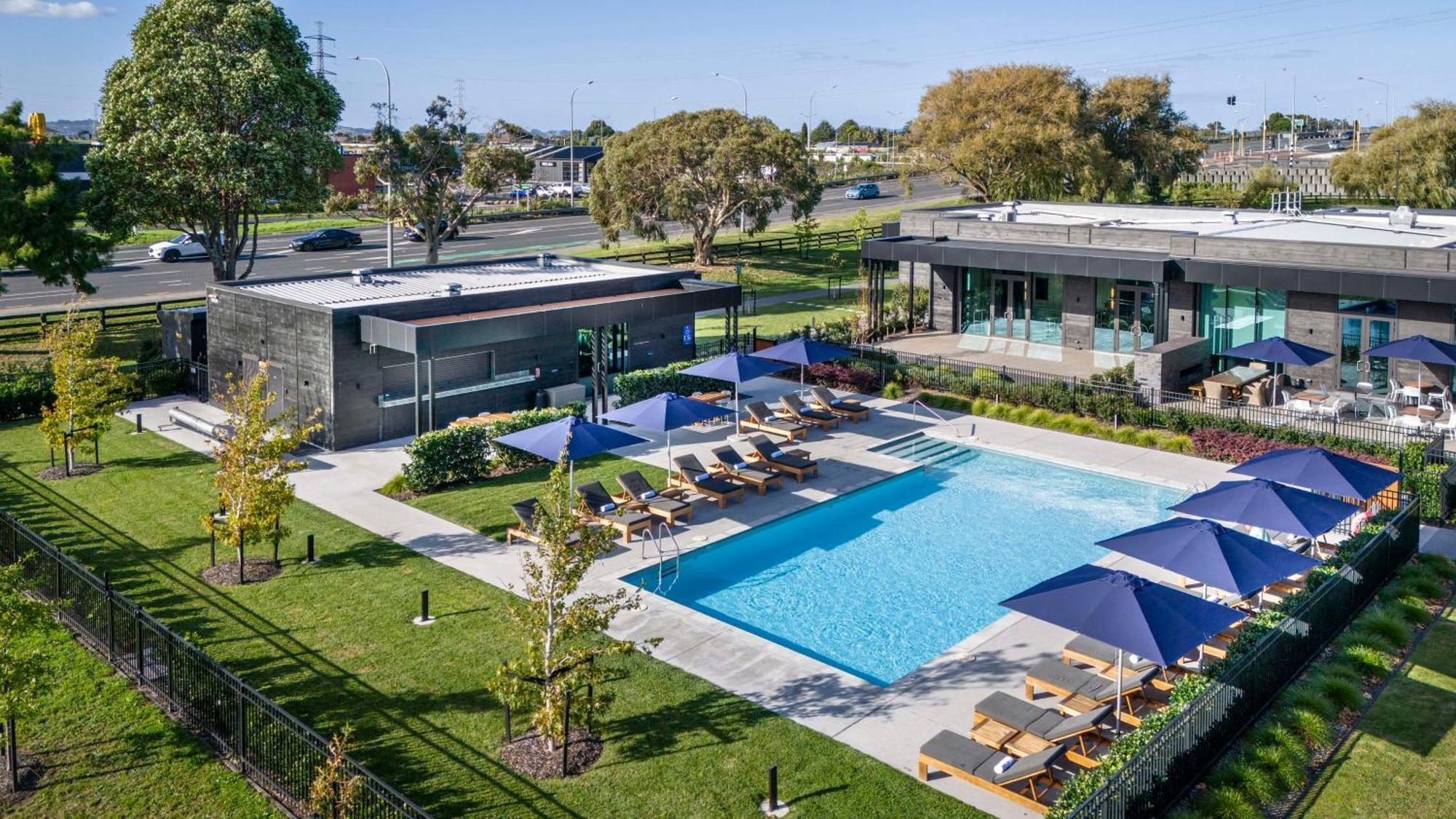 Doubletree By Hilton Auckland Karaka Hotel ภายนอก รูปภาพ