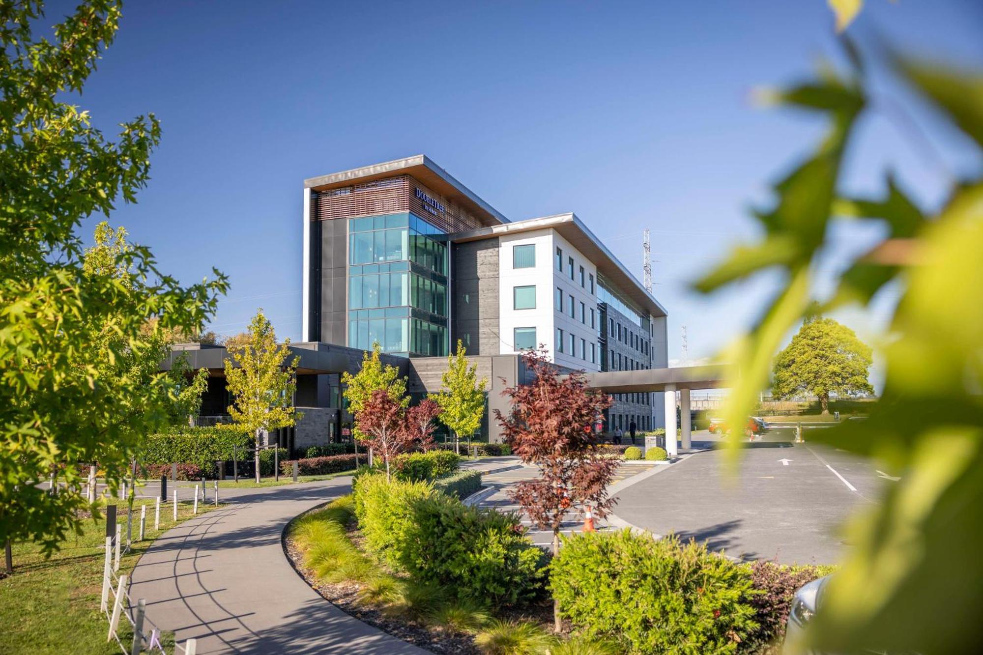 Doubletree By Hilton Auckland Karaka Hotel ภายนอก รูปภาพ