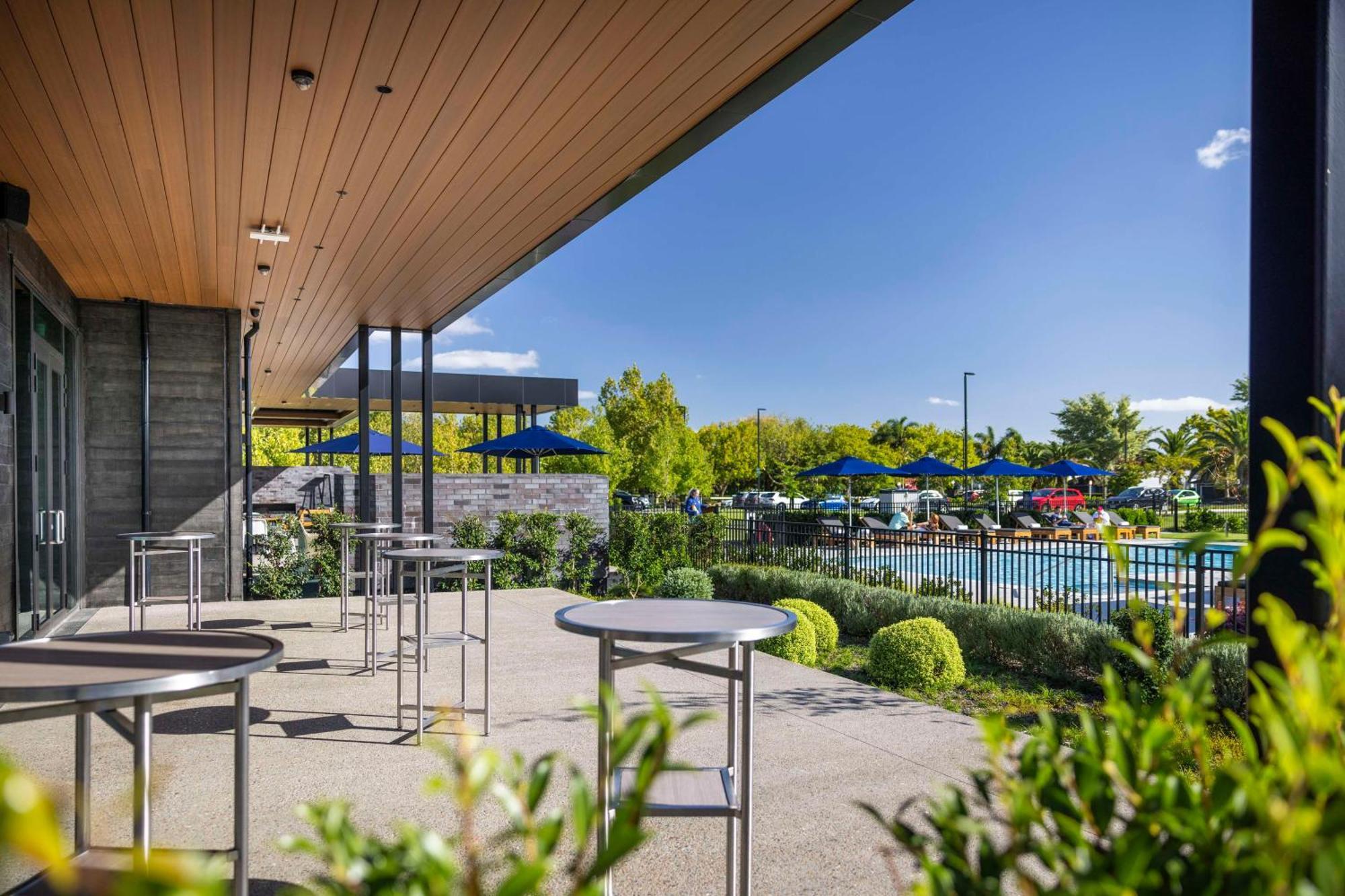 Doubletree By Hilton Auckland Karaka Hotel ภายนอก รูปภาพ